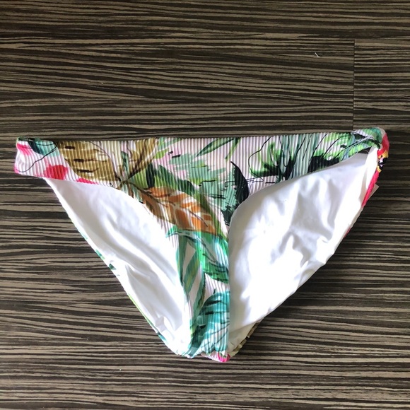 Bikini - Picture 2 of 3